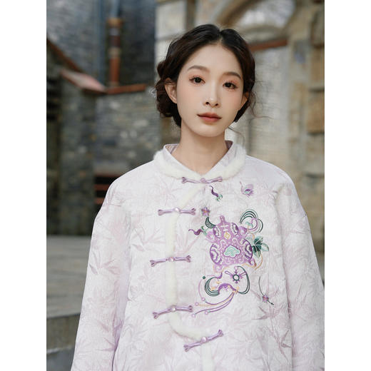 两三事绒雪映黛2026春季新款新中式毛绒边拼接刺绣盘扣短外套女 商品图4