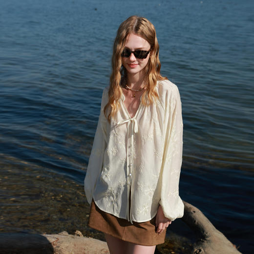 【醋酸】三彩2026春季新款V领绣花灯笼袖小衫复古衬衣宽松上衣M 商品图1