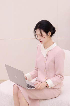 法小曼*子珍粉色播音西装套裙女商务半裙职业套装上镜主持人演讲工作服