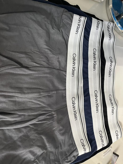 韩单正品ck 男款内裤平角内裤，一盒 3 条！经典CK宽腰头，一眼认出的高级感；不卷边不勒肉；棉氨混纺面料舒适透气亲肤，3条装性价比直接拉满！
两组配色
尺码：smlxl 商品图4