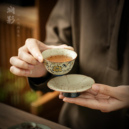 【匠心茶器❗️送礼佳品】青花缠枝莲喝茶杯带杯垫套装家用陶瓷品茗杯个人专用单杯送礼。jd 商品图2