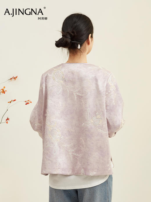 【新中式】阿菁娜春季新款新中式苏绣牡丹桑蚕丝外套金属盘扣点缀明代团领彰显东方美学F31C207001 商品图4