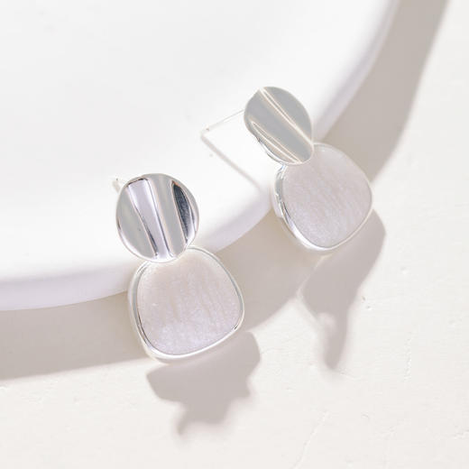 三彩2026新款S925银针几何耳环珠光滴釉工艺简约现代风通勤耳饰女 商品图3