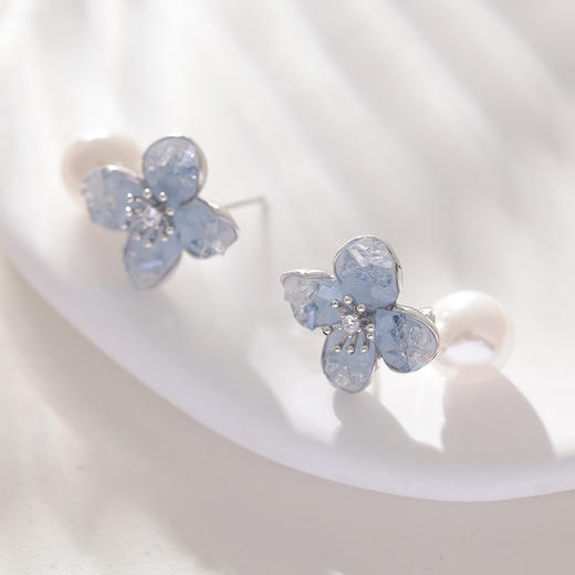 三彩2026新款蓝色花朵渐变仿水晶耳钉合成锆石养耳出游通勤耳饰 商品图3