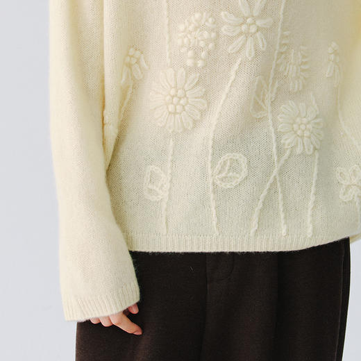 东黎 • 复苏的呼吸 淑气生花 女士手绣春季百搭圆领套衫 6148 商品图6