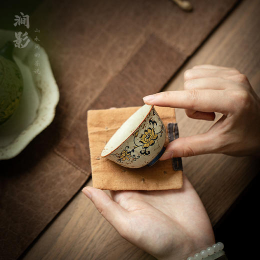 【匠心茶器❗️送礼佳品】青花缠枝莲喝茶杯带杯垫套装家用陶瓷品茗杯个人专用单杯送礼。jd 商品图1