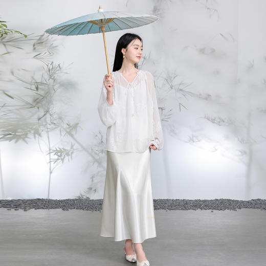 三彩【素影浮光】2026春季新款中式绣花V领衬衣小衫长袖宽松C 商品图2