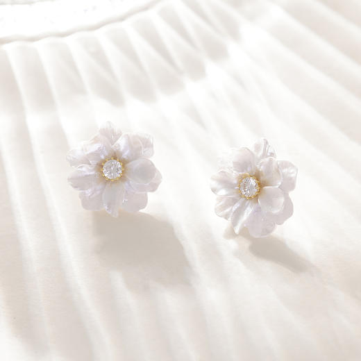 三彩2026新款轻奢立体仿真花朵耳钉合成锆石养耳出游耳饰小众优雅 商品图3
