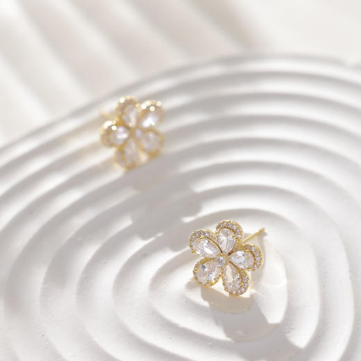 三彩2026新款镀金立体五瓣花朵耳钉合成锆石轻奢出游约会耳饰女 商品图4