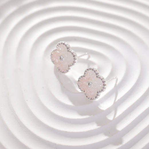 三彩2026新款幸运四叶草仿水晶耳钉合成锆石轻奢出游约会耳饰女 商品图3