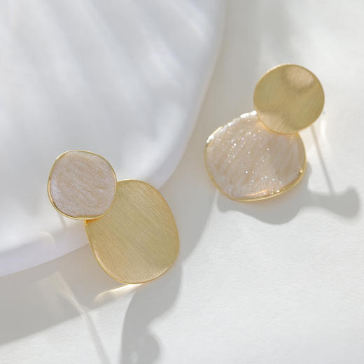 三彩2026新款哑光交叠双圆形耳环银针拉丝通勤约会女简约镀金 商品图3