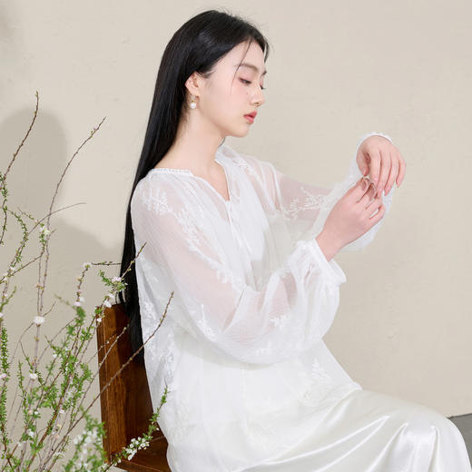 三彩【素影浮光】2026春季新款中式绣花V领衬衣小衫长袖宽松C 商品图3