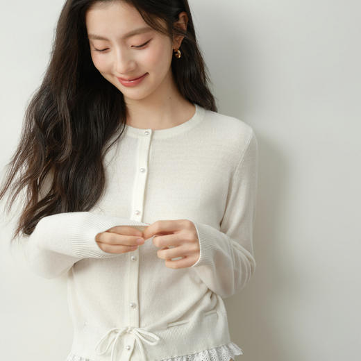 【严选】诗凡黎花边拼接绵羊毛针织开衫2026春新款系带收腰珍珠扣柔软毛衣7H2231111 商品图4