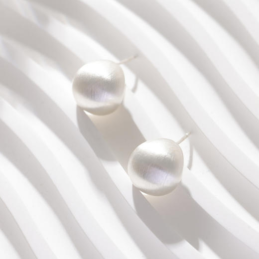 三彩2026新款镀银豆耳钉银针养耳女耳饰极简通勤拉丝小众时尚 商品图2