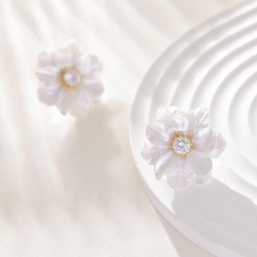 三彩2026新款轻奢立体仿真花朵耳钉合成锆石养耳出游耳饰小众优雅 商品图4
