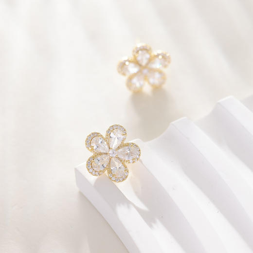 三彩2026新款镀金立体五瓣花朵耳钉合成锆石轻奢出游约会耳饰女 商品图2