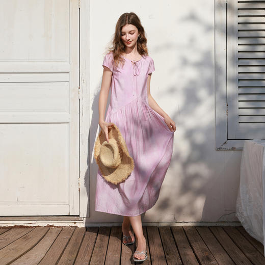 三彩2026春季新款度假风樱花粉连衣裙褶皱大摆圆领系带长裙M 商品图1