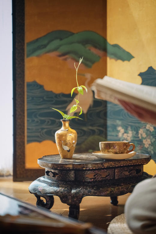 独角鹿西洋古董18-19世纪日本江户时期「抱義斋 幸鸠」款金漆高莳绘芝山镶嵌“鹤寿菊龄”包银口漆器小瓶 商品图1