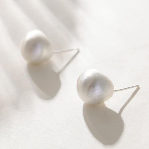 三彩2026新款镀银豆耳钉银针养耳女耳饰极简通勤拉丝小众时尚 商品图3