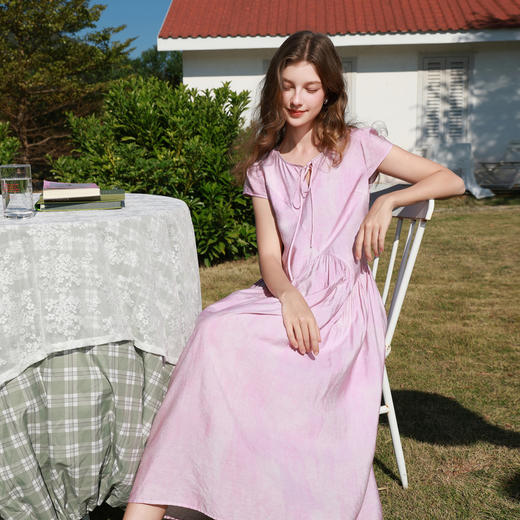 三彩2026春季新款度假风樱花粉连衣裙褶皱大摆圆领系带长裙M 商品图2