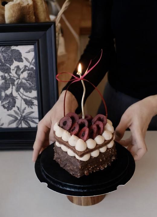 【情人节限定】爱本身就是礼物 车厘子巧克力梦龙脆皮心形蛋糕 商品图2