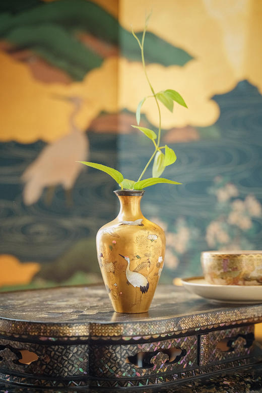 独角鹿西洋古董18-19世纪日本江户时期「抱義斋 幸鸠」款金漆高莳绘芝山镶嵌“鹤寿菊龄”包银口漆器小瓶 商品图0