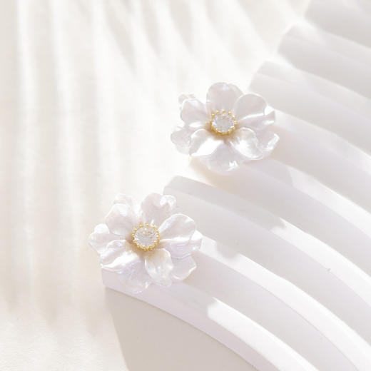三彩2026新款轻奢立体仿真花朵耳钉合成锆石养耳出游耳饰小众优雅 商品图2