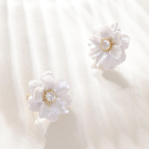 三彩2026新款轻奢立体仿真花朵耳钉合成锆石养耳出游耳饰小众优雅 商品图1