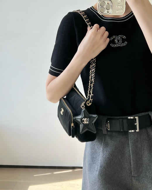 香奈儿 25N全新Coco Neige滑雪系列 星星挂饰相机包黑色（LZ） 商品图3