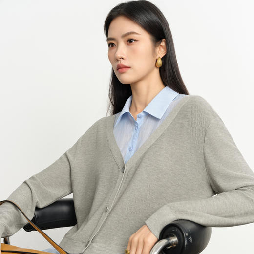 【严选】蒋欣代言伊芙丽假两件拼接针织衫女2026春季新款透气舒适毛衫女1H2930021 商品图4