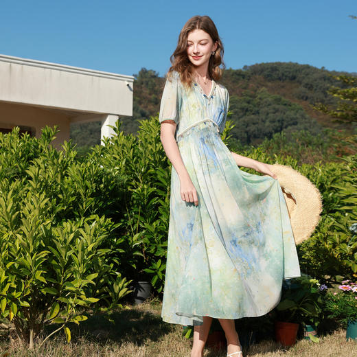 三彩2026春季新款法式浪漫女神裙V领雪纺印花A字连衣裙长裙M 商品图3