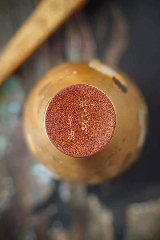 独角鹿西洋古董18-19世纪日本江户时期「抱義斋 幸鸠」款金漆高莳绘芝山镶嵌“鹤寿菊龄”包银口漆器小瓶 商品图6