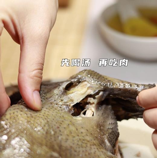 买1只送1只【五黑鸡】个头小 品种纯正 ·2年足龄鸡黄油可见  ·烹饪方式极简 无需过多配料 ·鸡汤清澈 香气聚积好 柔和馥郁 ·鸡肉2h以上口感紧实而不柴 商品图2