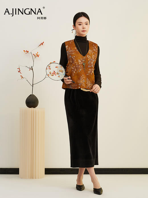 【新中式】阿菁娜春季新款新中式丝绒半身裙承袭旗袍马面裙线条温润如玉光泽 F31C213001 商品图3