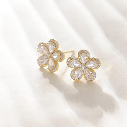 三彩2026新款镀金立体五瓣花朵耳钉合成锆石轻奢出游约会耳饰女 商品图3
