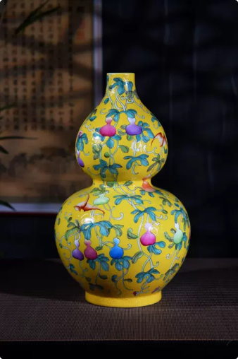 黄地扒花《福禄安康》葫芦瓶