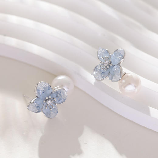 三彩2026新款蓝色花朵渐变仿水晶耳钉合成锆石养耳出游通勤耳饰 商品图1