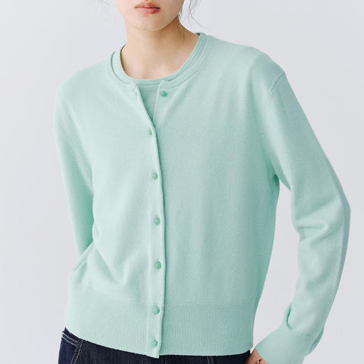 东黎 • 复苏的呼吸 玉露逢春 山羊绒女士柔软亲肤百搭必备圆领开衫 6023 商品图7