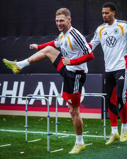 小李子ADIDAS阿迪达斯德国球员版半拉链长袖训练服成人男JZ4582 商品图3