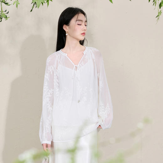 三彩【素影浮光】2026春季新款中式绣花V领衬衣小衫长袖宽松C 商品图1