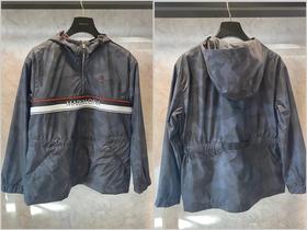 M&L新款女士轻量级防风防水带帽外套来了！原厂高品质❗️闭眼买哈，实用性太强，换季有点小冷小雨或吹风的时候随手可以拿起穿就可以保持风度的同时不失时尚的外套，兼具品牌所有经典元素的外套，腰部松紧带调节！