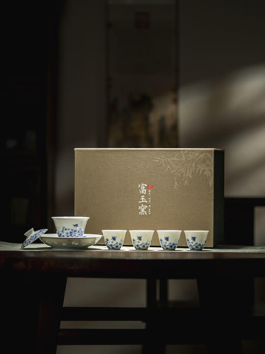 富玉窑  景德镇青花玲珑蝶舞春桃盖碗茶杯主人杯高档功夫泡茶具套装 商品图0