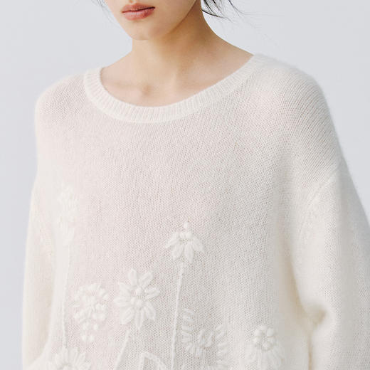 东黎 • 复苏的呼吸 淑气生花 女士手绣春季百搭圆领套衫 6148 商品图9