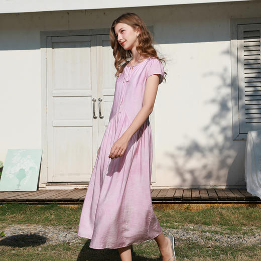 三彩2026春季新款度假风樱花粉连衣裙褶皱大摆圆领系带长裙M 商品图3