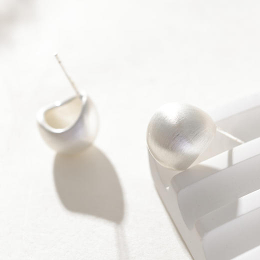 三彩2026新款镀银豆耳钉银针养耳女耳饰极简通勤拉丝小众时尚 商品图4