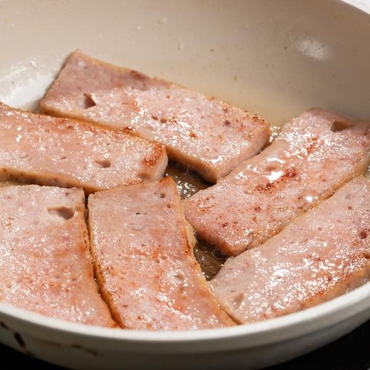 手工午餐肉丨选用黑猪肉，不添加防腐剂 ，淀粉只加了一点点， 肉味十足，到货冷冻保存。 500g/盒 ⭐️顺丰空运 商品图5