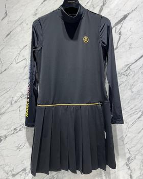 M&L春夏新款女士两件式连衣裙来了！原厂面料清爽怡人，非常显年轻的两件式连衣裙，🇰🇷工艺镭射印花，颜色明艳，搭配金色拉链，点睛之笔，百褶裙摆带来青春活力，轻量级内搭防晒长袖实用，春夏初秋均可穿！