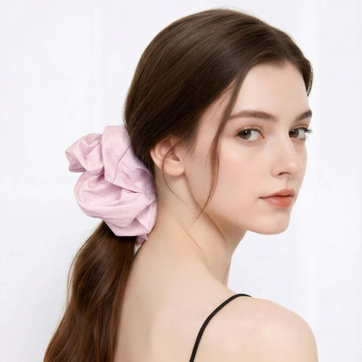 三彩2026新款法式纯色肌理发圈褶皱暗纹松弛高级简约通勤约会氛围 商品图2