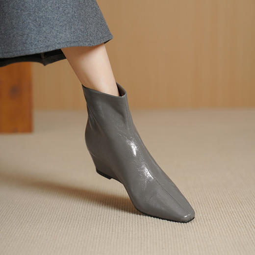 【预售5天】巨好看法式方头瘦瘦靴新款软羊皮坡跟高跟短靴女灰色单靴DTN&586-3 商品图1