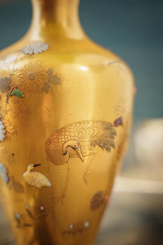 独角鹿西洋古董18-19世纪日本江户时期「抱義斋 幸鸠」款金漆高莳绘芝山镶嵌“鹤寿菊龄”包银口漆器小瓶 商品图5